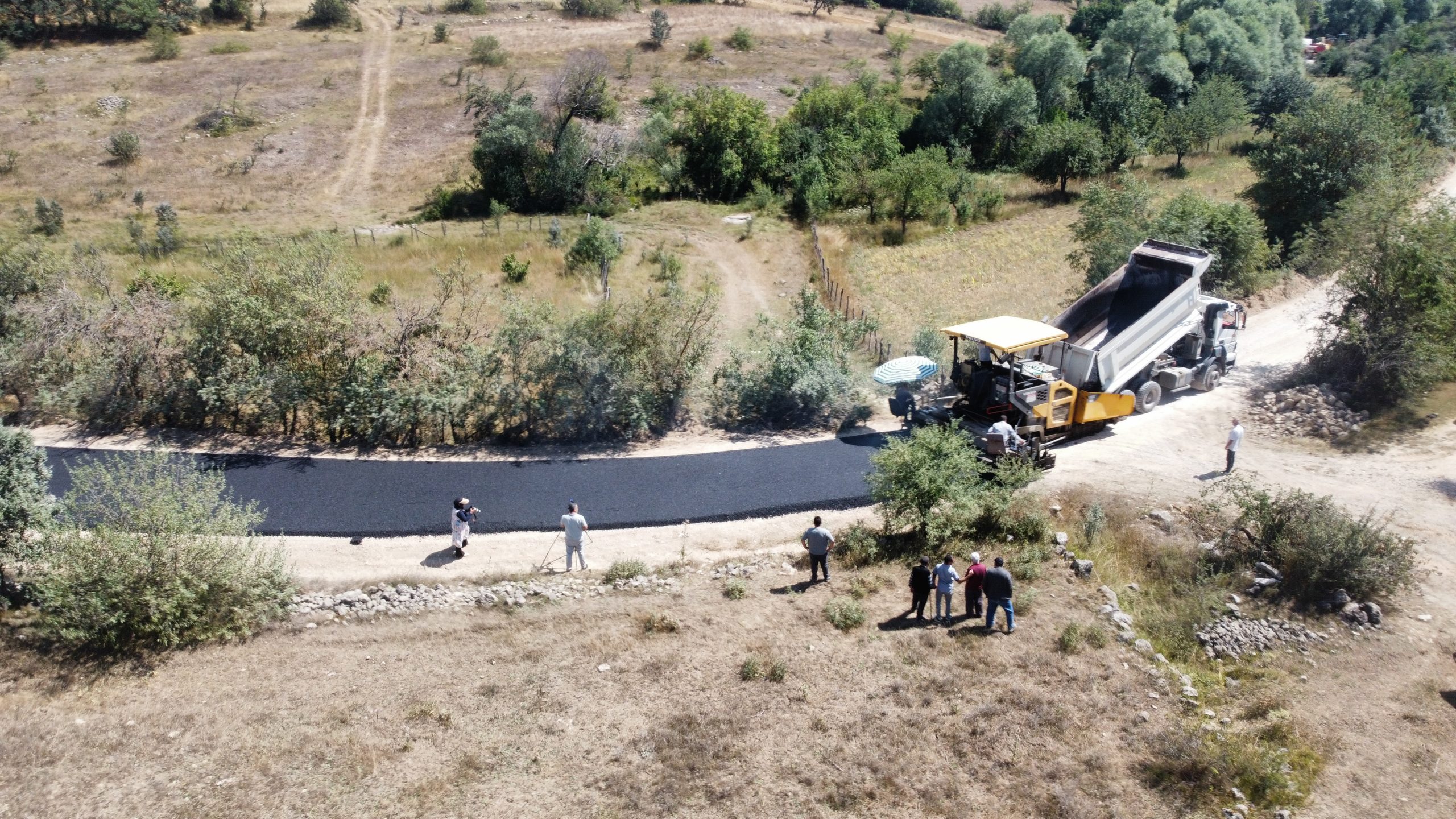 Karabük‘ün köy yolları İl Özel İdaresi ekiplerince asfaltlanıyor. Kışın kardan