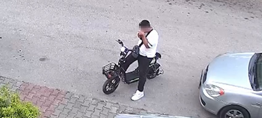 Bolu’da elektrikli bisikletiyle ilerlerken kucağındaki yavru kediyi önce öpen ardından