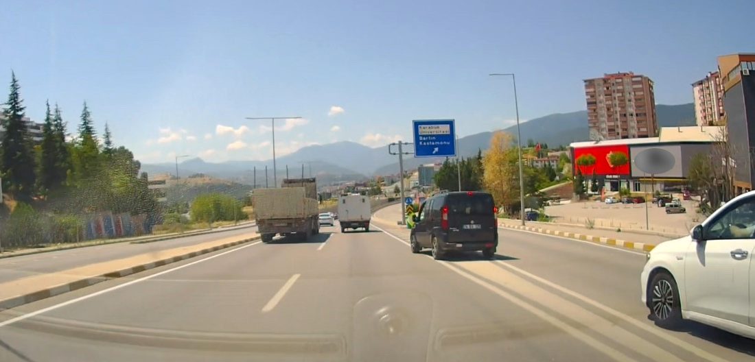 Karabük‘te kontrolsüz şekilde yola çıkan ve ani şerit değiştiren bazı