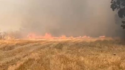 Karabük‘ün Eskipazar ilçesinde çıkan anız yangını, itfaiye ekipleri ve arazözlerin