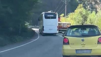 Karabük'te hatalı sollama yaparak araçların güvenliğini tehlikeye atan yolcu otobüsü,